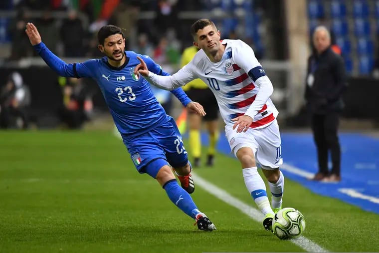 Unites States' Christian Pulisic, right, and Italy's Stefano Sensi vie for the ball during the international friendly soccer match between Italy and the United States at Cristal Arena in Genk, Belgium, Tuesday, Nov. 20, 2018. (AP Photo/Geert Vanden Wijngaert)